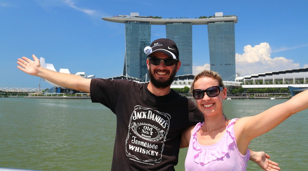 Liane und Lars von "Bob around the World" vor dem Marina Bay Sands Hotel in Singapur