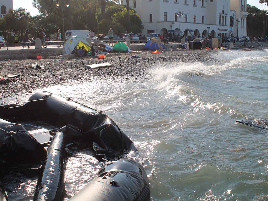 Flüchtlinge auf Kos: Angespültes Schlauchboot am Hafen