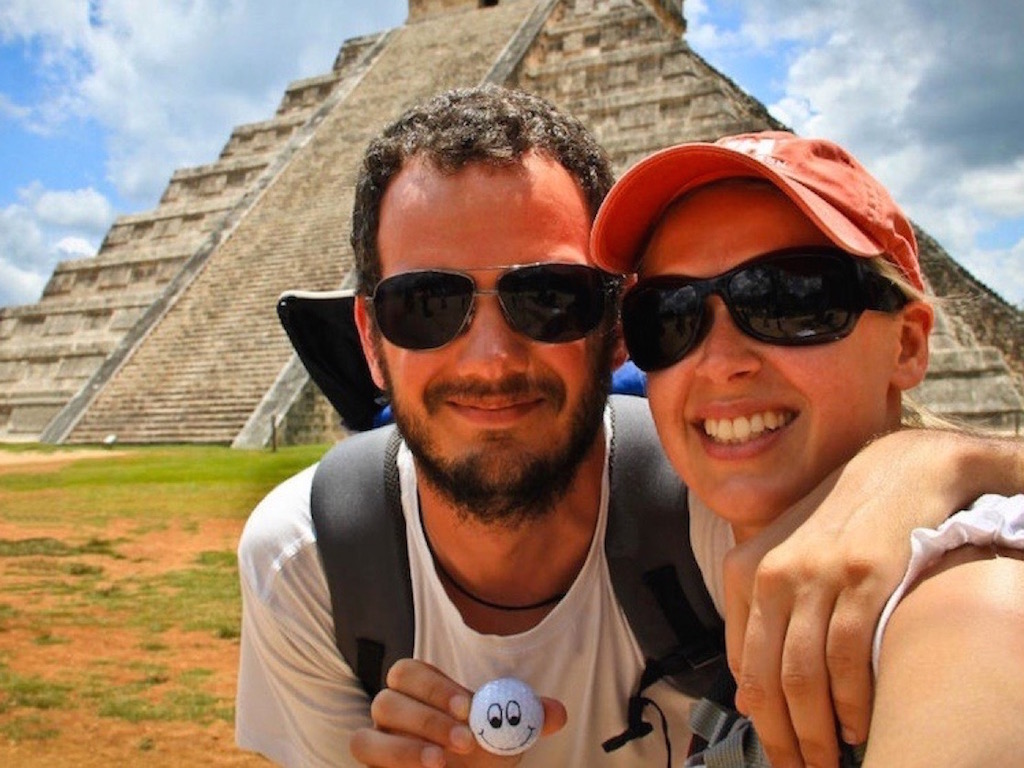 Paar auf Weltreise: Liane und Lars vor der Maya-Stätte Chichén Itzá