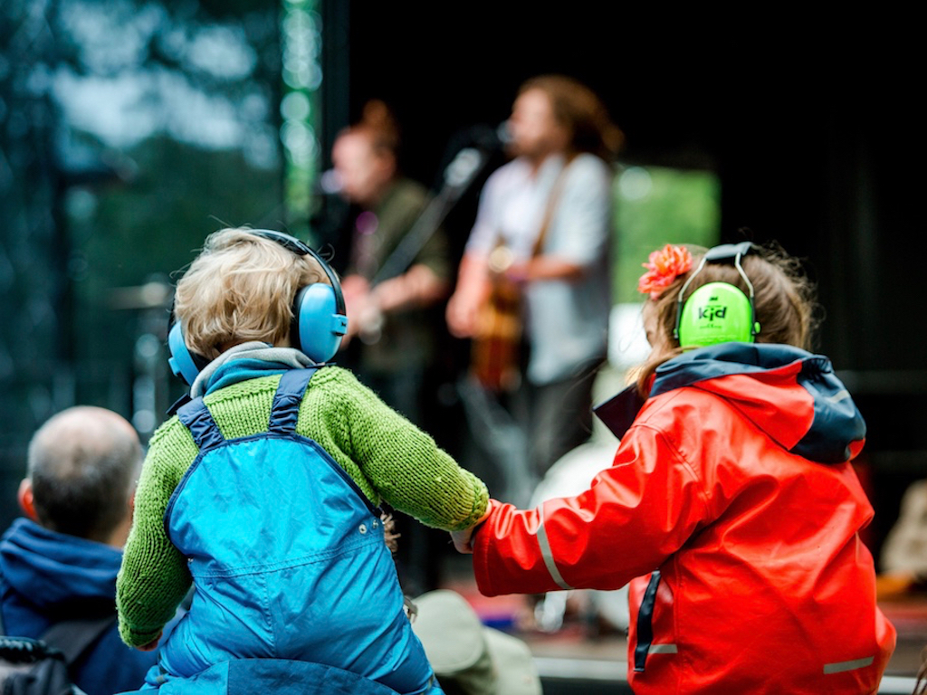 Kinder mit Lärmschutz-Kopfhörern beim „A Summer's Tale“-Festival in der Lüneburger Heide