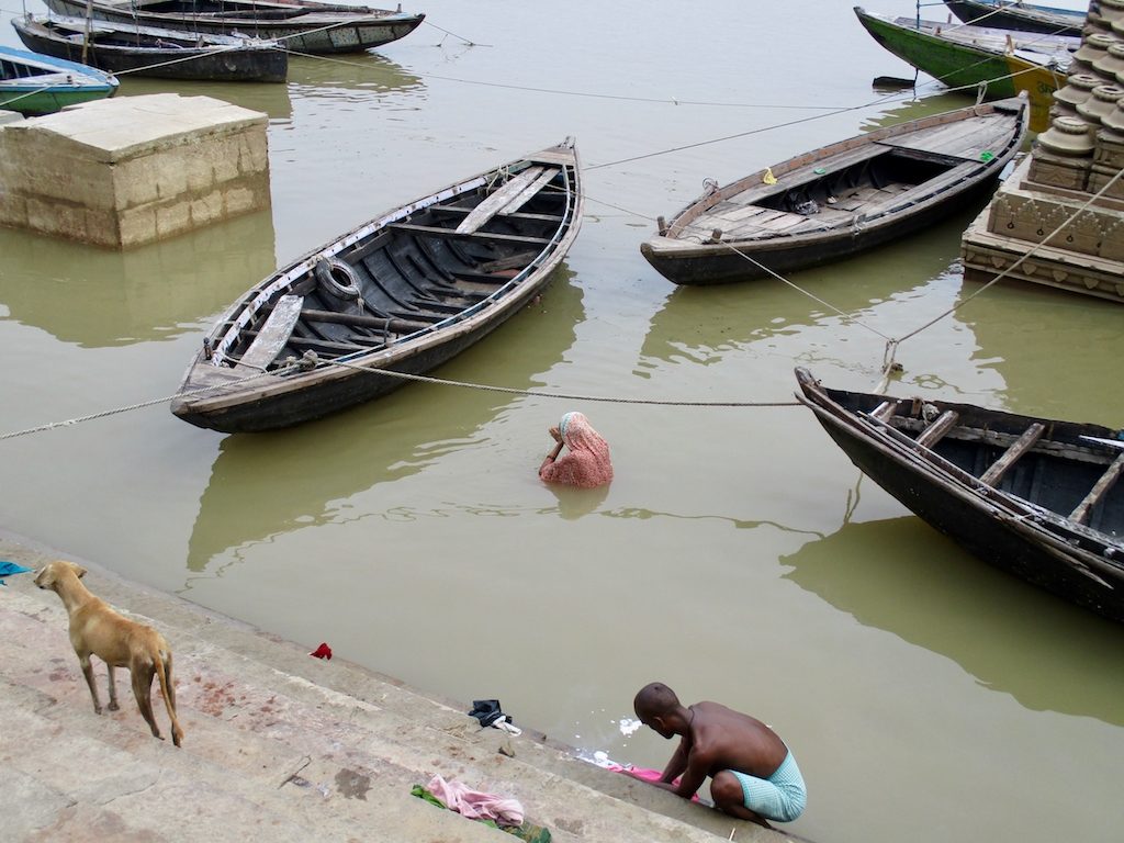 Varanasi, Indiens heilige Stadt: Eine Hinduistin badet im Ganges