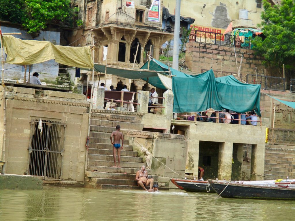 Varanasi: Hindus baden im Ganges