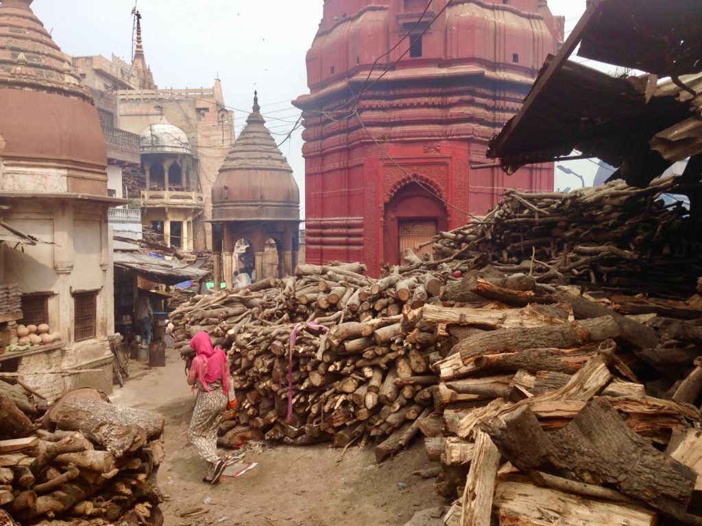 Varanasi: Feuerholz am Manikarnika Ghat, wo öffentlich Leichen verbrannt werden
