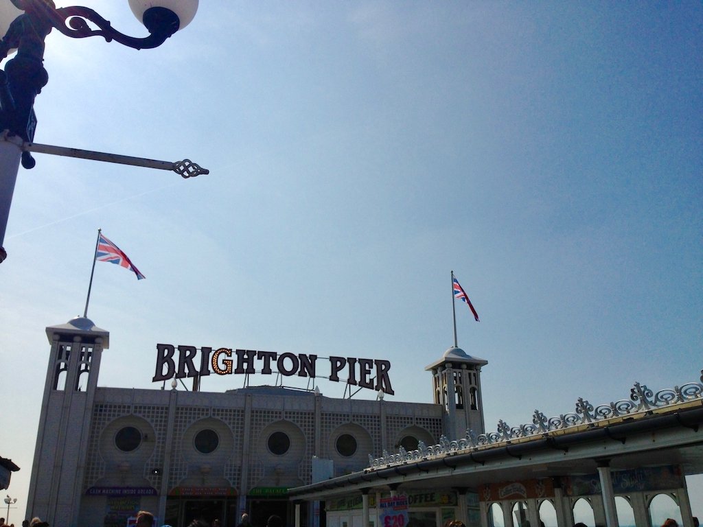 Brighton-Sehenswürdigkeiten Brighton Pier mit Leuchtschrift