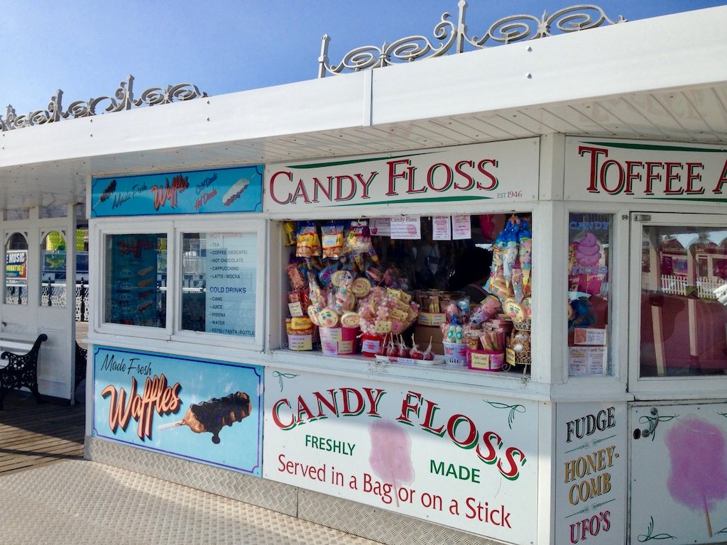 Brighton-Sehenswürdigkeiten-Pier-Stände Zuckerwatte und Waffeln auf dem Pier
