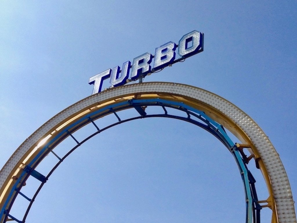 Brighon Sehenswürdigkeiten: Brighton Pier Brighton Sehenswürdigkeiten: Achterbahn auf dem Brighton Pier