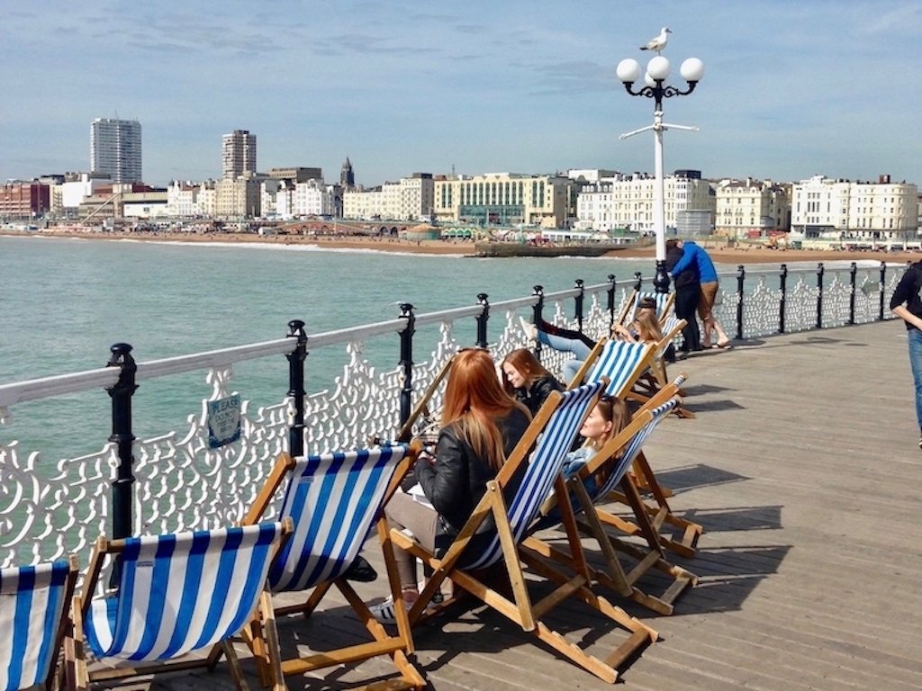 Brighton Sehenswürdigkeiten: Der Brighton Pier Im Liegestuhl chillen auf dem Pier