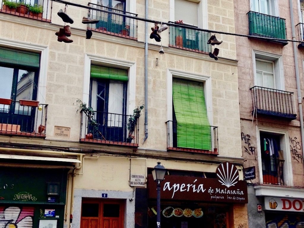 Schuhe hängen herab