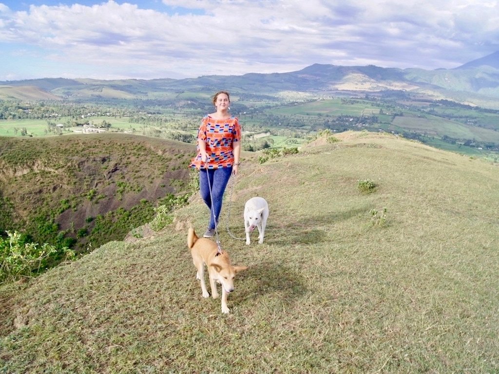 Auswandern nach Tansania: Tizia mit ihren Hunden