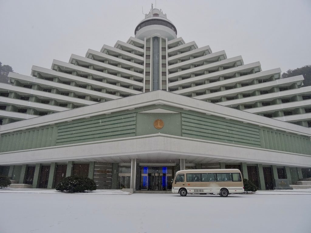 Nach Nordkorea reisen: Hyangsan Hotel von außen