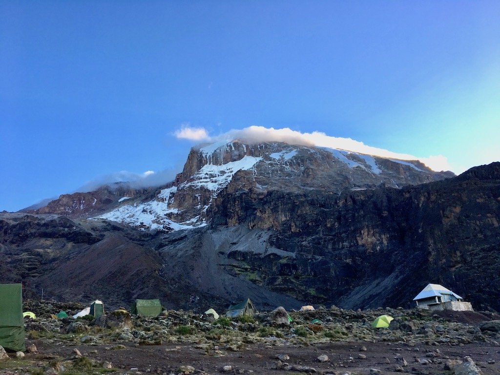Kilimandscharo-Besteigung: Das Barranco-Camp mit dem Kibo im Hintergrund