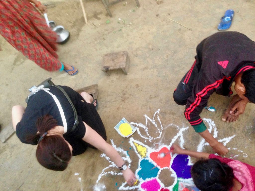 Rangoli mit Einheimischen