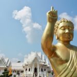 Buddha vor dem thailändischen Tempel in Lumbini, Nepal