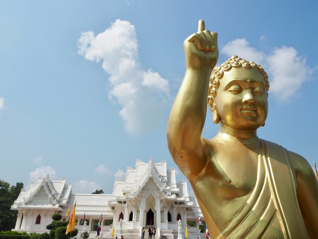 Buddha vor dem thailändischen Tempel in Lumbini, Nepal