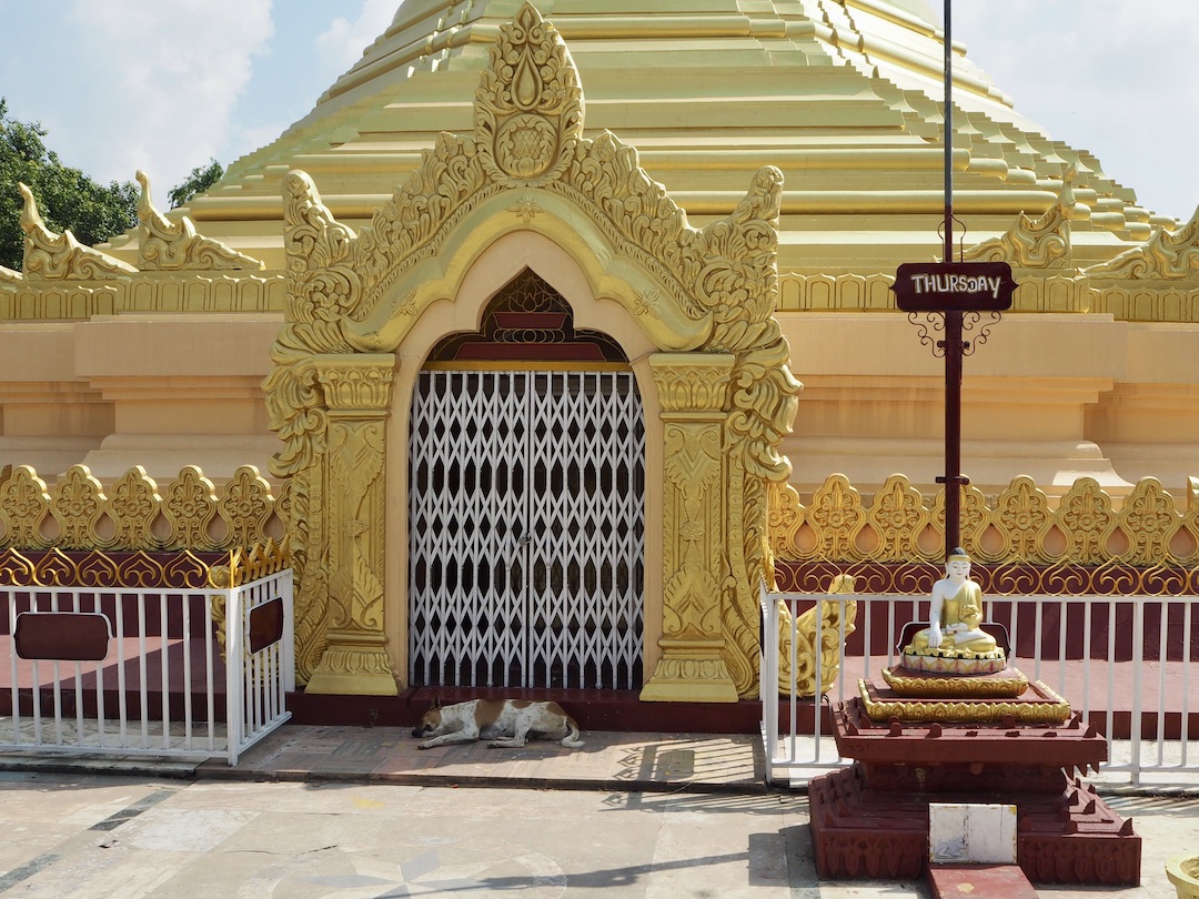 Lumbini-Friedenspark-Goldene-Pagode-Myanmar Goldenen Pagode aus Myanmar im Peace Park