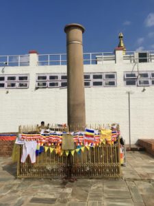 Lumbini, Nepal: Ashoka-Säule vor dem Maya-Devi-Tempel