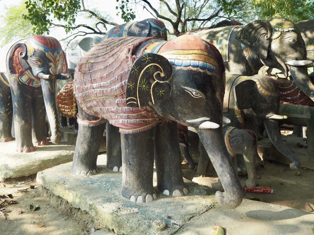 Fahrradtour durch Lumbini: Steinelefanten