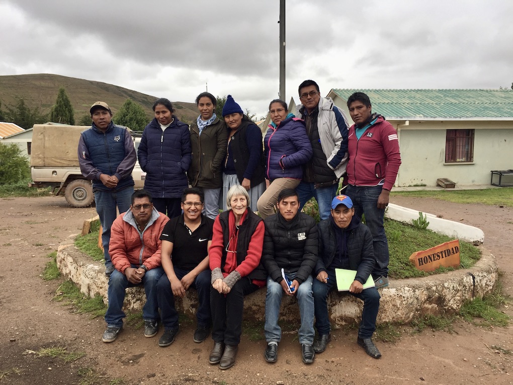 SES Einsatz in Bolivien: Expertin mit Lehrkräften