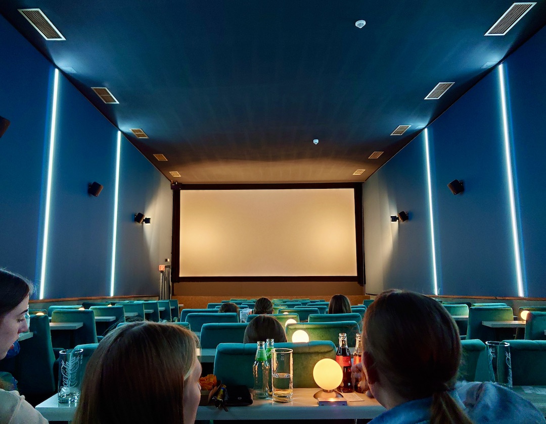 Kino Center Husum mit Bedienung am Platz