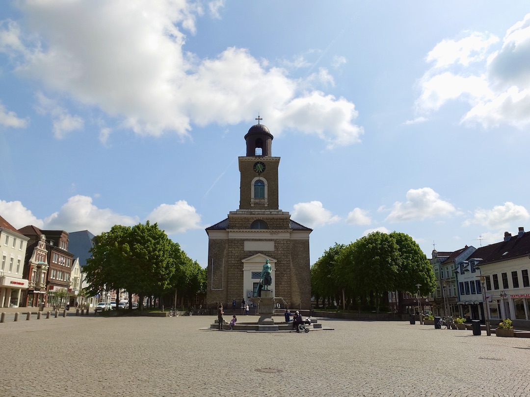 Marktplatz in Husum mit Stadtkirche St. Marien